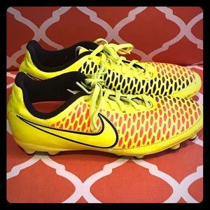 Boys Nike Size 6Y Soccer Cleats